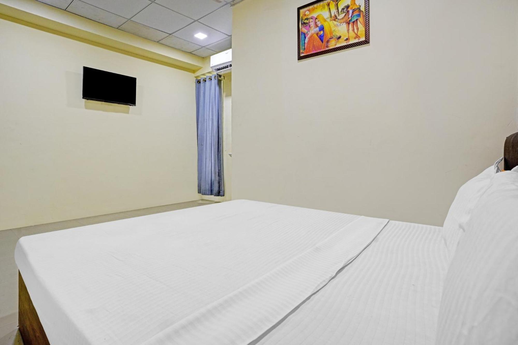 Hotel O Nova Rooms Surate Exterior foto
